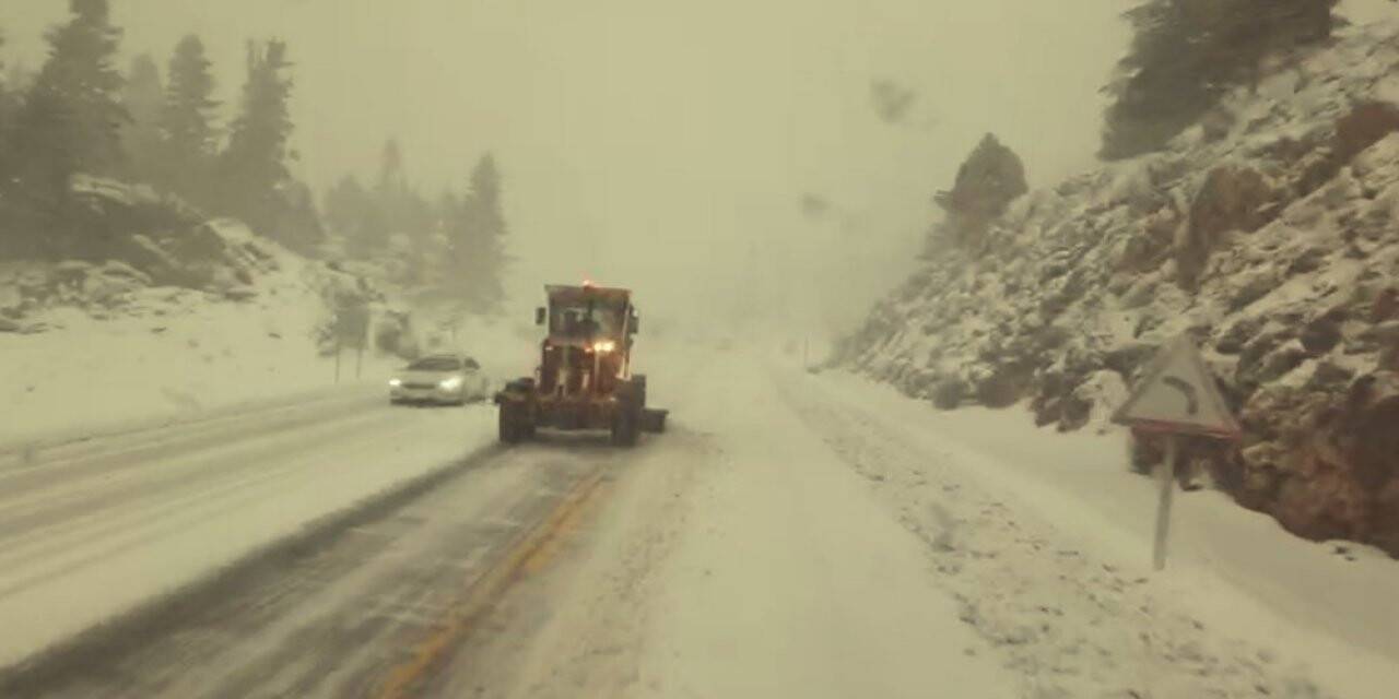 Kapanan Antalya-Konya karayolu kontrollü olarak açıldı