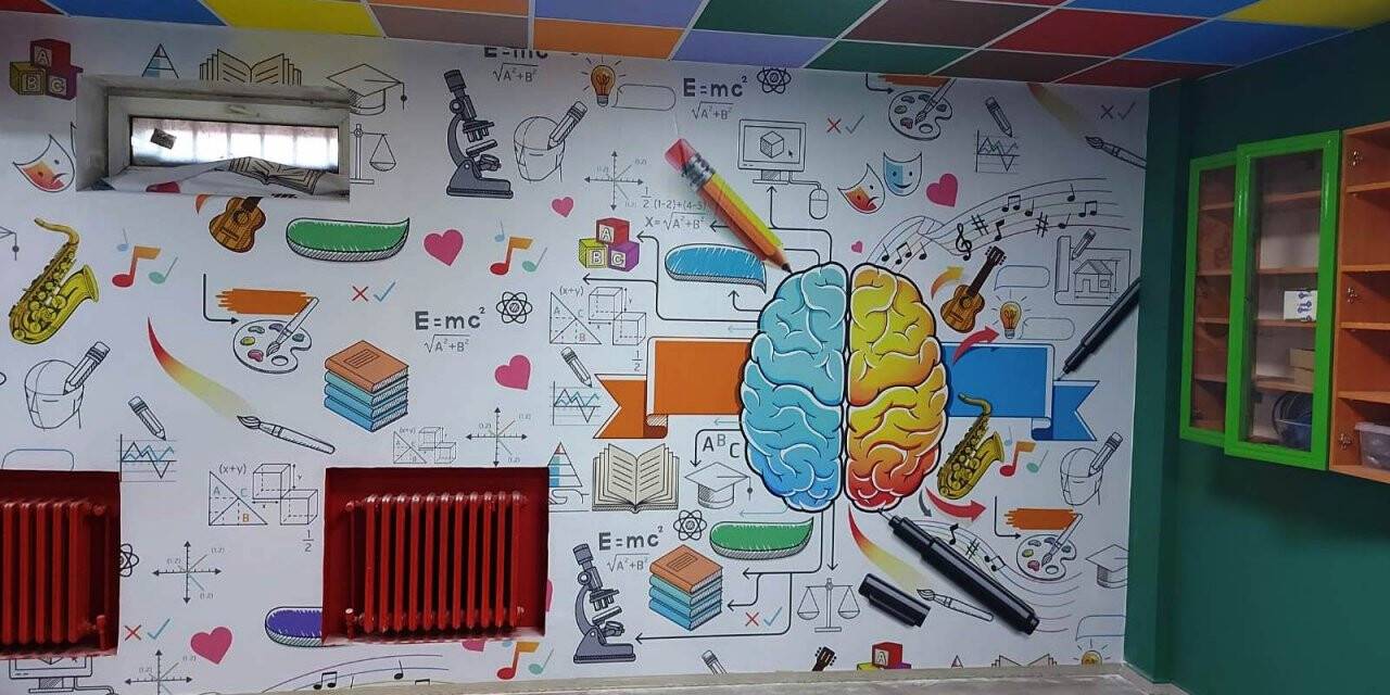 İlkokula akıl zekâ sınıfı  ve okul kütüphanesi