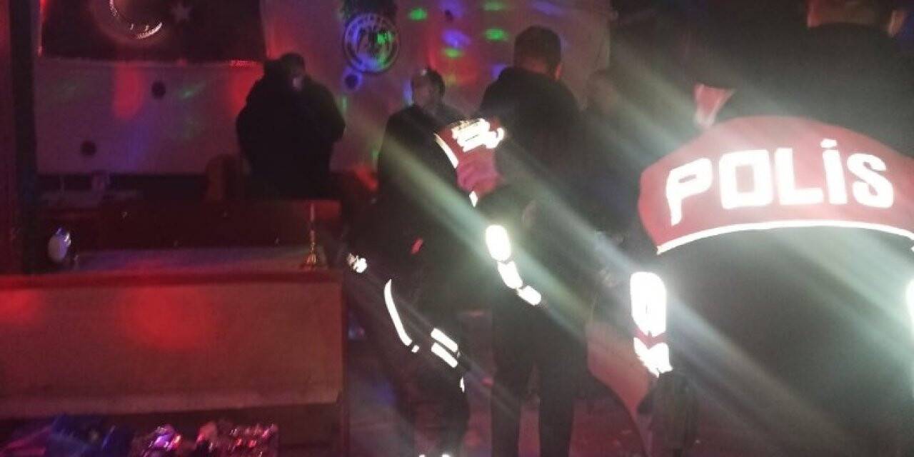 Konya'da kısıtlamada kısıtlamada eğlence mekanında yakalananlara polisten işlem
