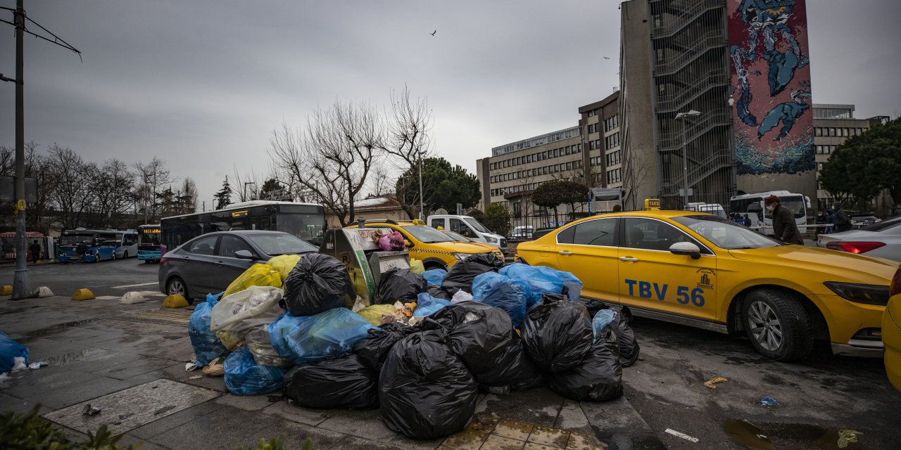 Kadıköy'de grev nedeniyle çöpler toplanmıyor