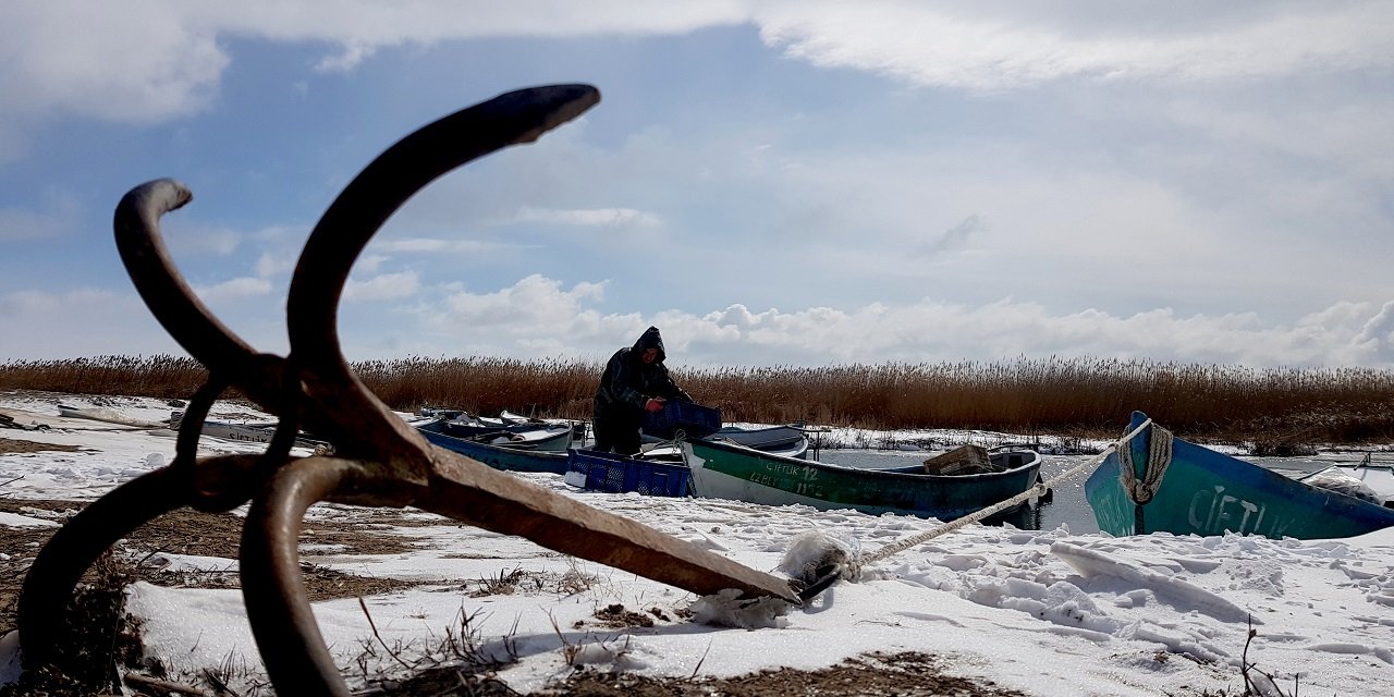Konya'da balıkçılar eksi 18 derecede donan Beyşehir Gölü'nde soğuk havaya rağmen mesailerini sürdürüyor