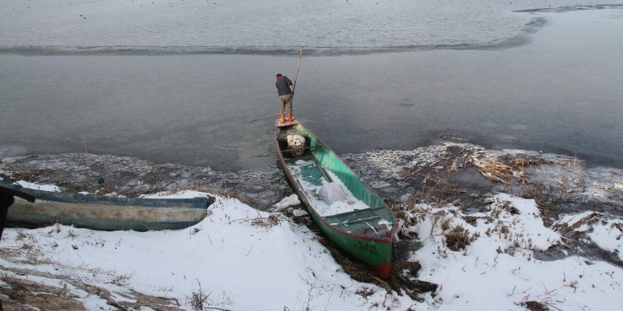 Konya'da balıkçıların buz kırma mesaisi