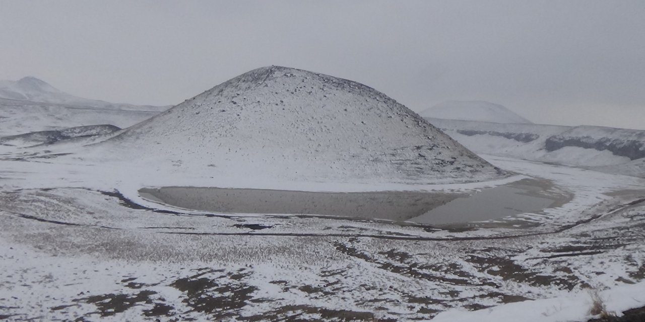Kar yağışıyla güzelleşen Meke Gölü ziyaretçilerini ağırlıyor