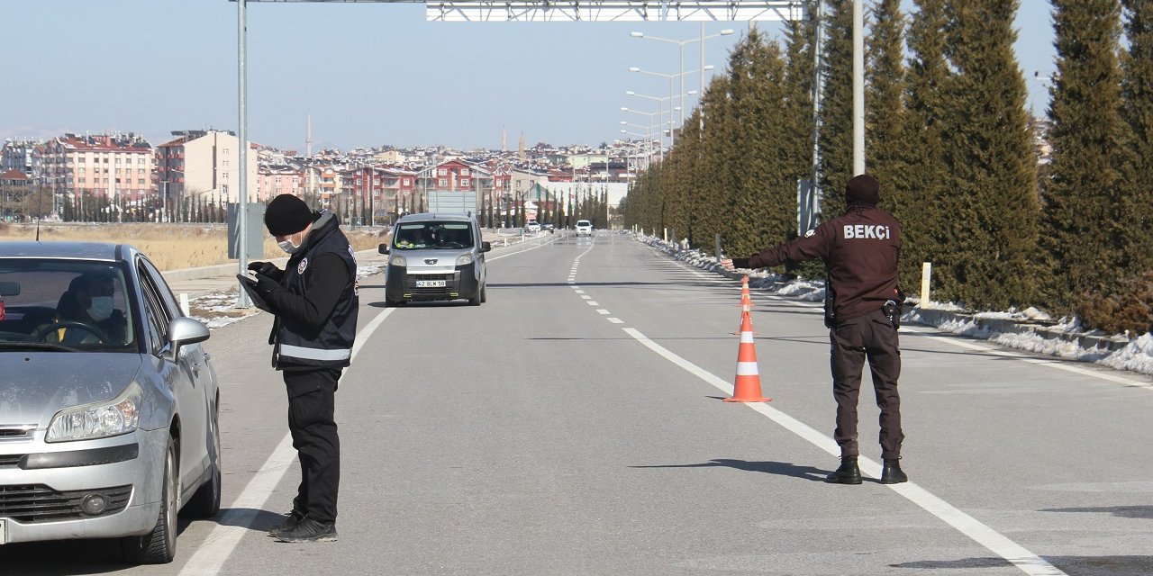 Konya'da trafik uygulamasını görüp kaçmaya çalışan sürücülere ceza kesildi