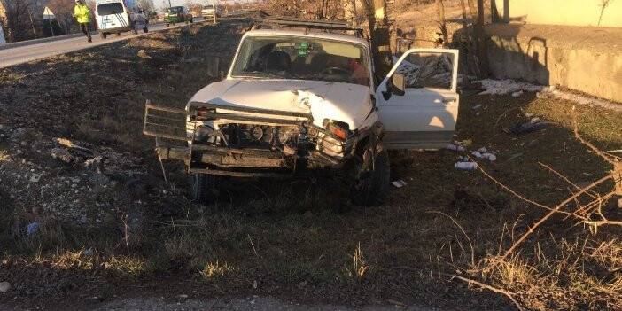 Yola çıkan köpeğe çarpan cip şarampole indi, sürücü yaralandı