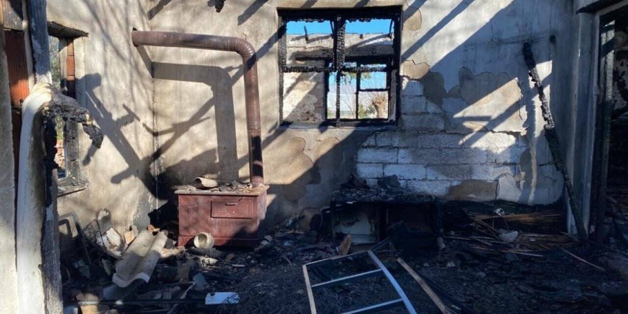 Mevsimlik işçilerin kaldığı ev küle döndü