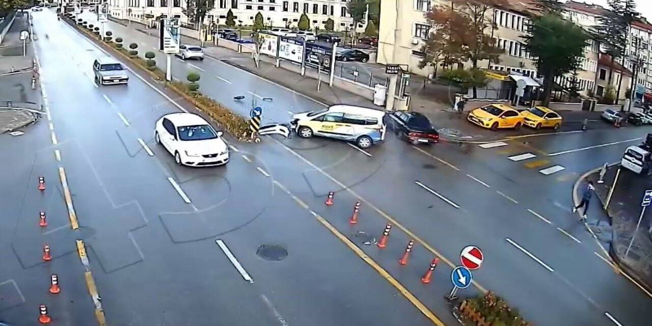 Trafik kazası kameralara böyle yansıdı