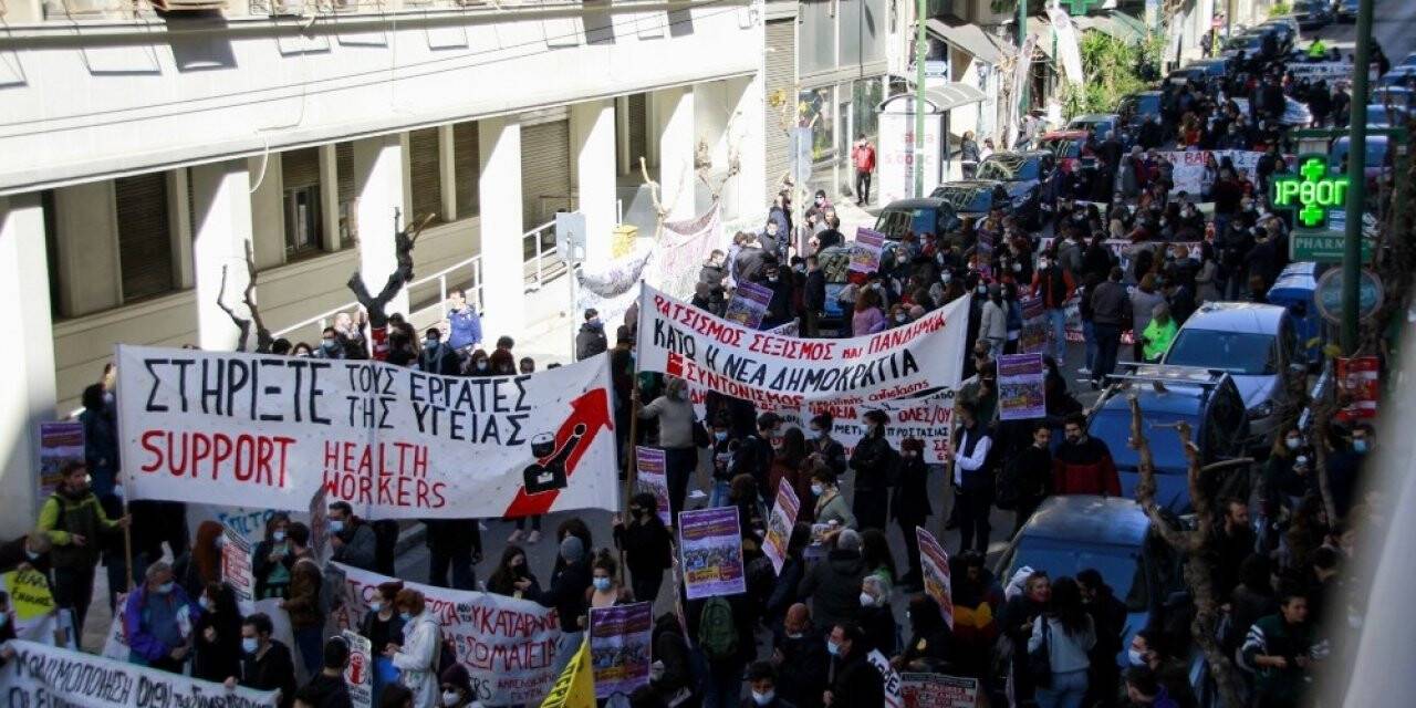 Atina’da doktorlar ve sağlık personelinden maaş protestosu