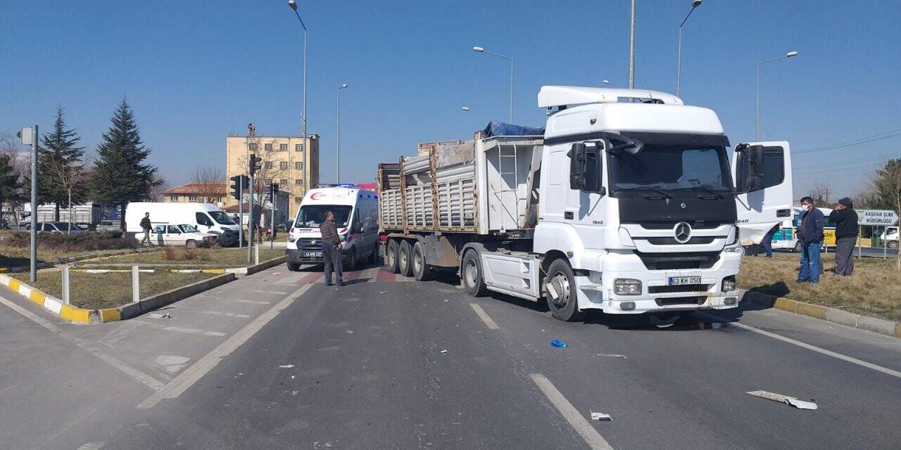 Konya'da tırın çarptığı tarım aracındaki sürücü ağır yaralandı