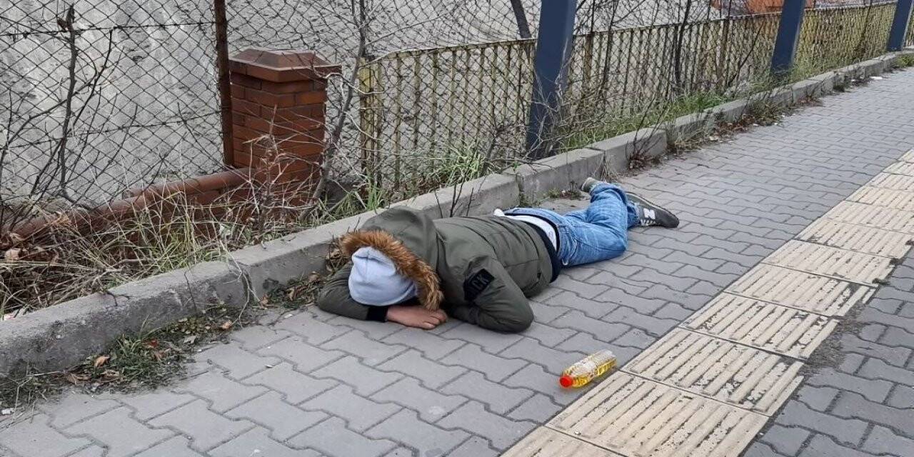 Kaldırımda yatan adam ekipleri harekete geçirdi