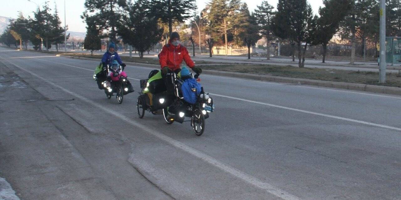 Bisikletleriyle dünya turuna çıkan iki çocuklu Fransız çift Beyşehir’de