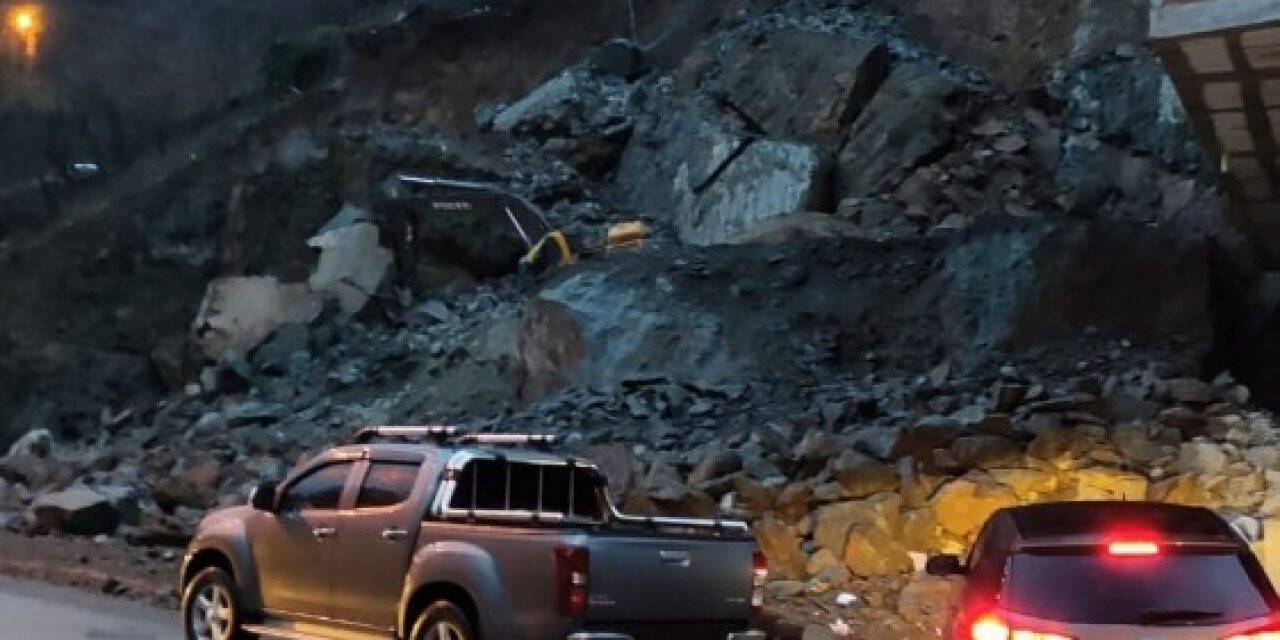 İstinat duvarı çöktü, operatör son anda kurtuldu