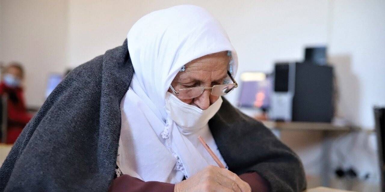 Kur’an-ı Kerim okumak için 70 yaşında okuma yazma öğreniyor