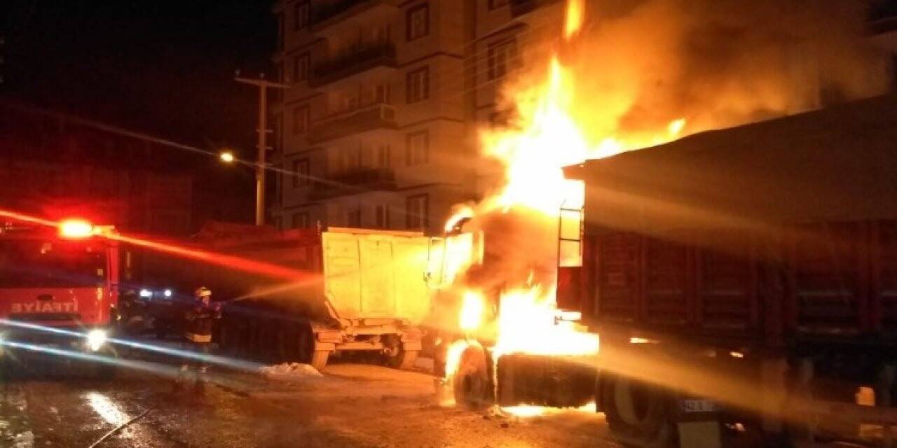 Konya’da park halindeki tır yandı