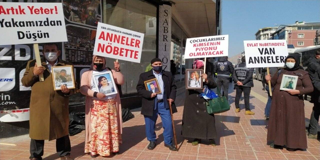 Van anneleri terör örgütünün elindeki evlatları için yürüdü