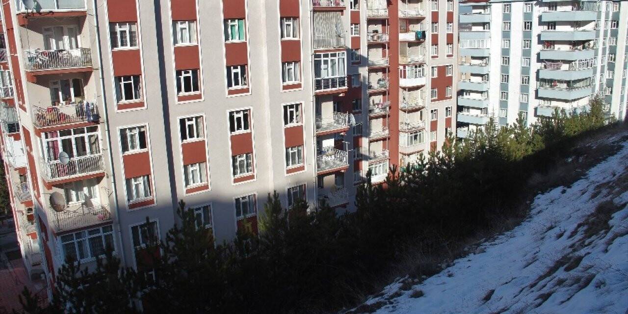 48 dairenin bulunduğu iki sitede heyelan tehdidi