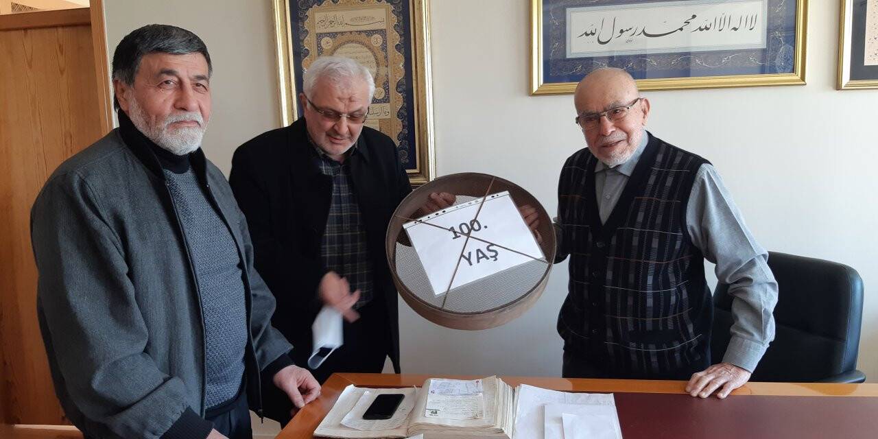 Asırlık Çınar Sayar’a anlamlı hediye