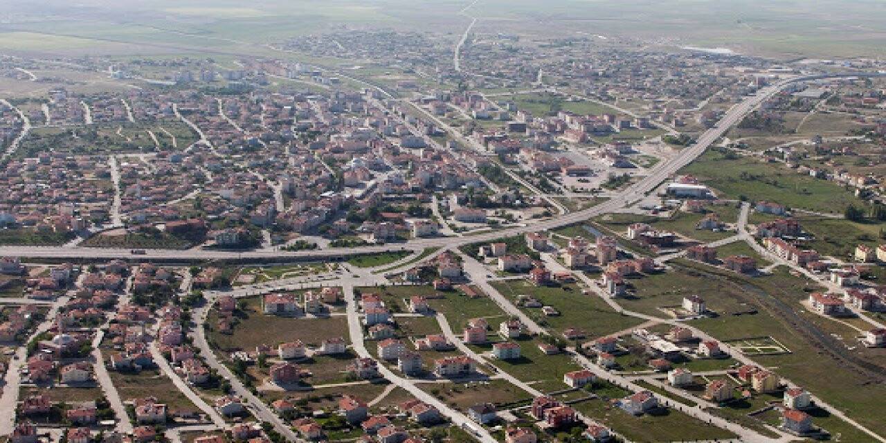 Cihanbeyli'de arsa üzeri kerpiç ev ve müştemilat satılık
