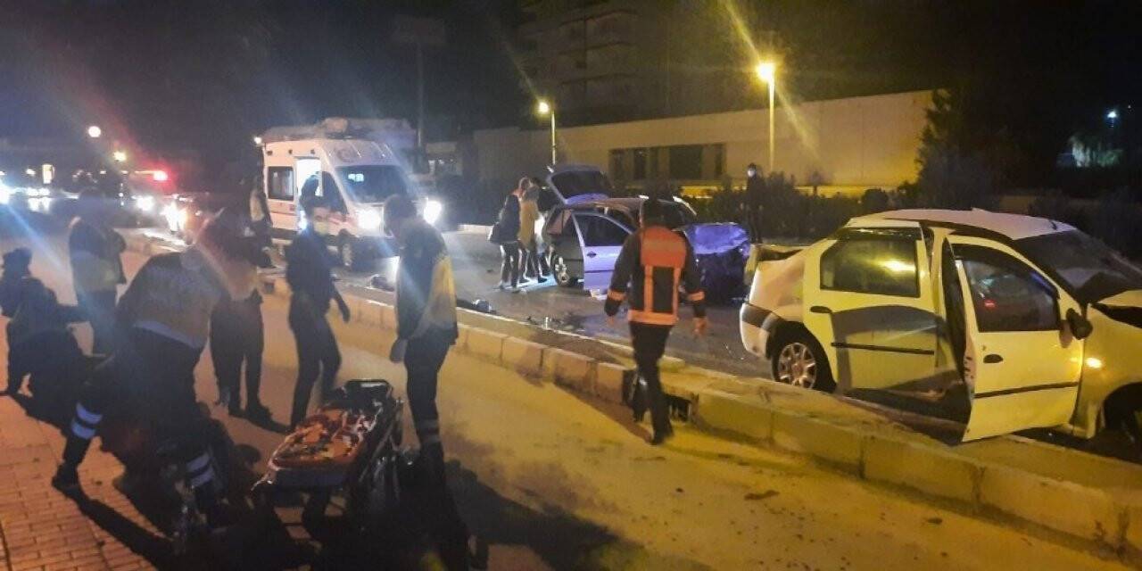 2 otomobil kafa kafaya çarpıştı: 1’i ağır 9 yaralı