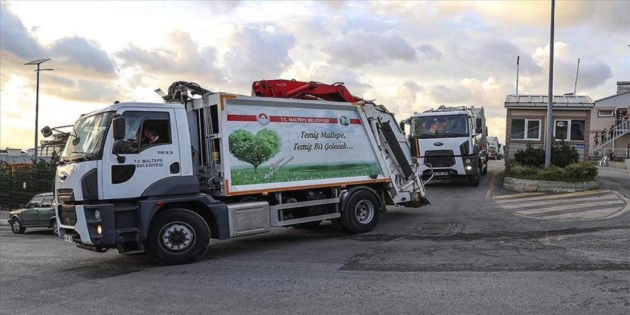 Maltepe'de temizlik görevlilerinin çöp toplama mesaileri sürüyor