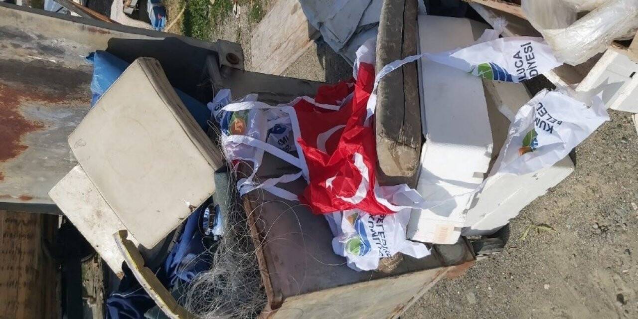 Çöpte bulunan Türk bayrakları tepki çekti
