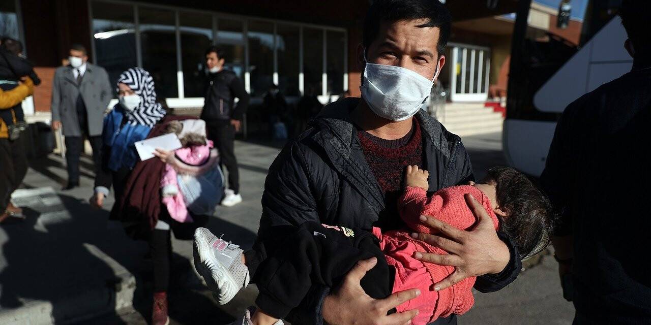 Yunanistan'ın zorla bota bindirip Türkiye'ye geri ittiği Afganlar, Türkiye’ye Minnettar