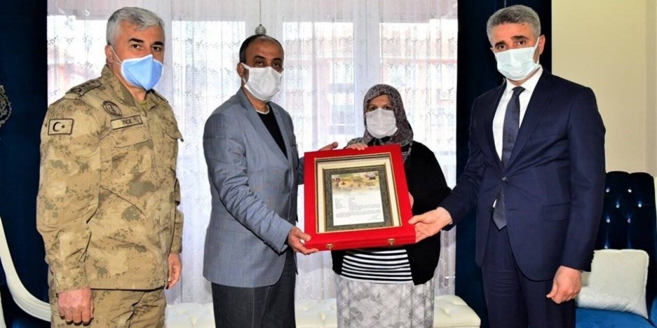 Şehit Özbey’in ailesine şehadet belgesi
