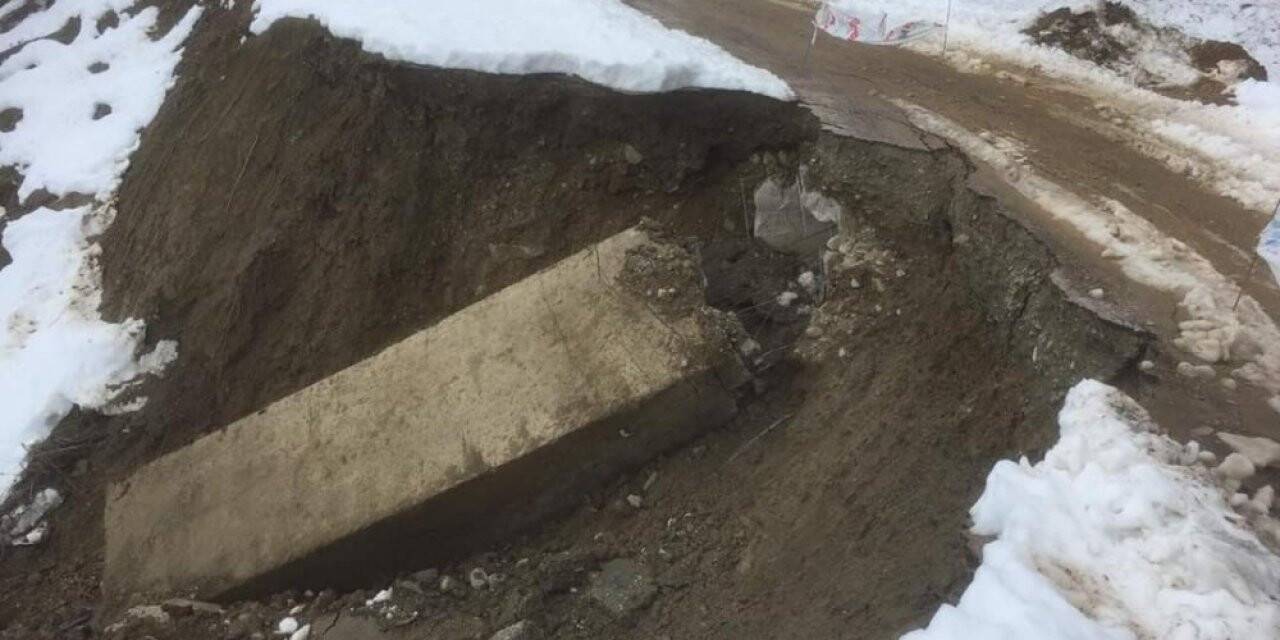 Türkeli’de köy yolunda heyelan