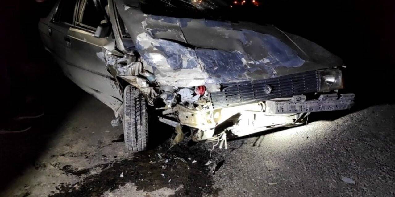 2 otomobil kafa kafaya çarpıştı: 1’i ağır 3 yaralı