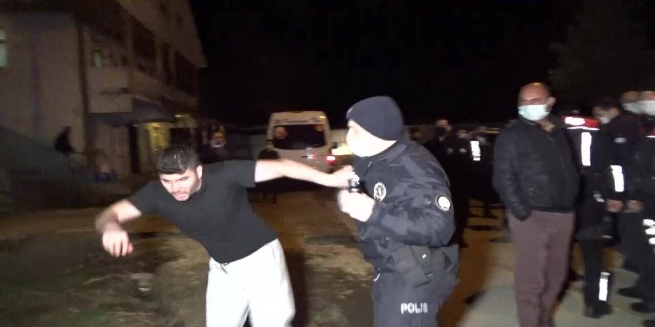 Kavgada polislerden kurtulup husumetlisine saldırmaya kalktı