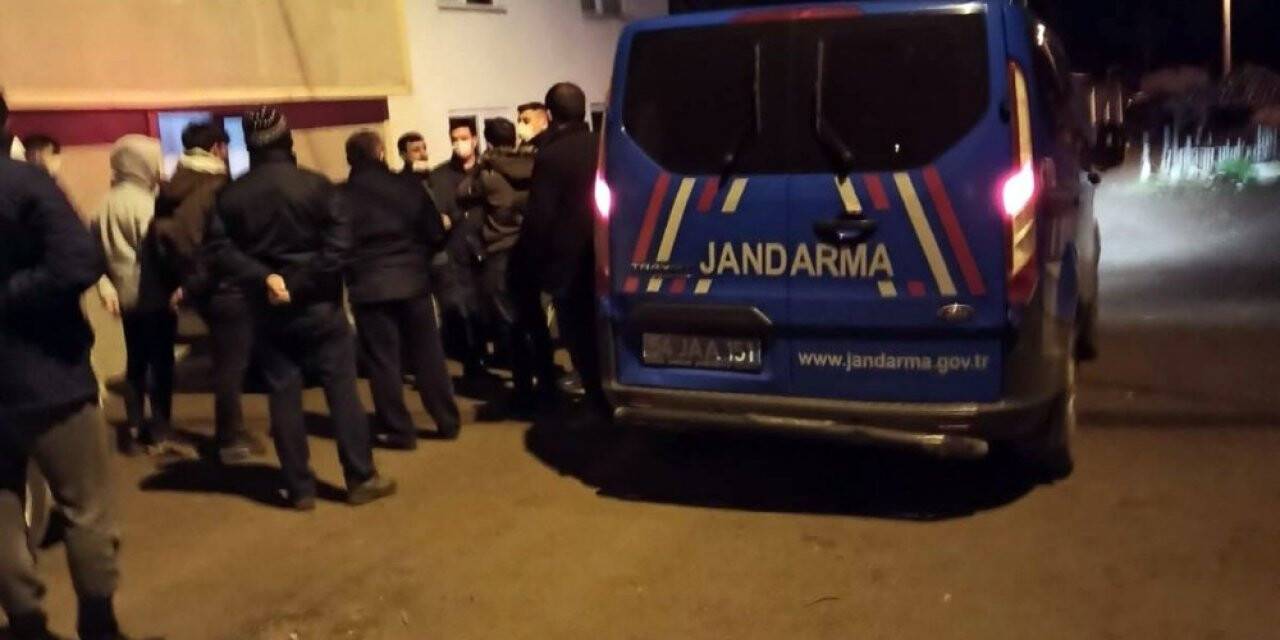 Hırsızlıklardan bezen vatandaşlar şüphelileri pusu kurarak yakaladı
