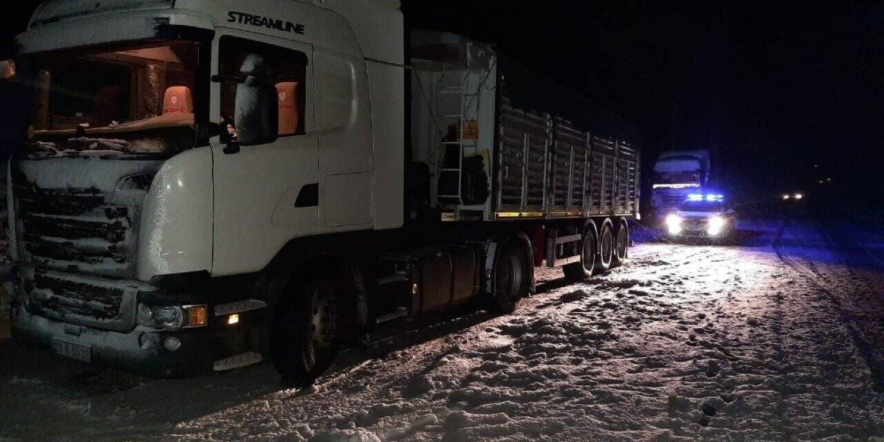 Muş’ta tipiye yakalanan sürücülerin yardımına jandarma yetişti