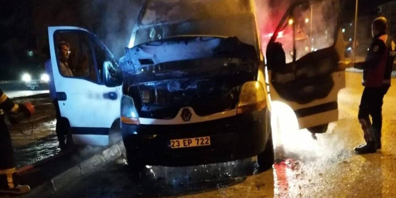 Elazığ’da seyir halindeki minibüs yandı
