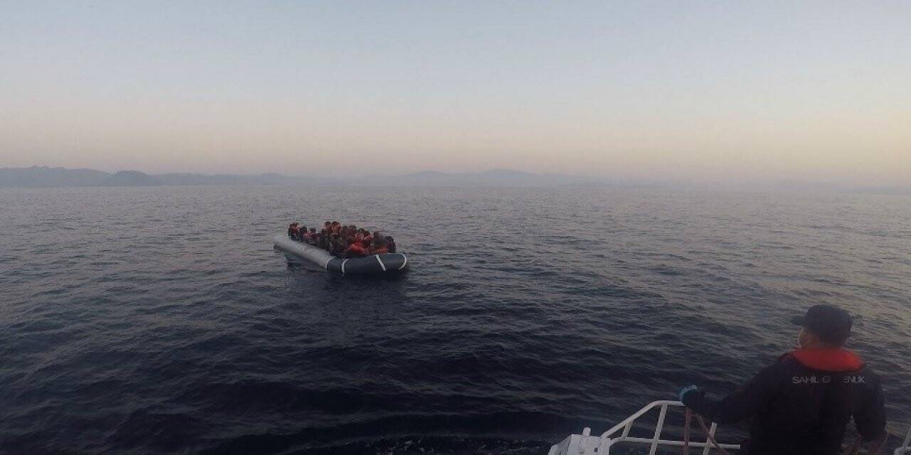 Yunanlıların denize bıraktığı 32 mülteciyi Türk Sahil Güvenliği kurtardı