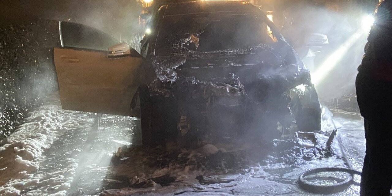 Bugün aldığı otomobili alev alev yandı
