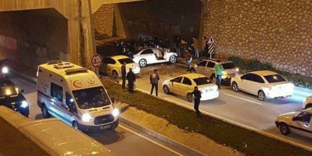 Hatay’da araç beton bloğa çarptı: 2 ağır yaralı