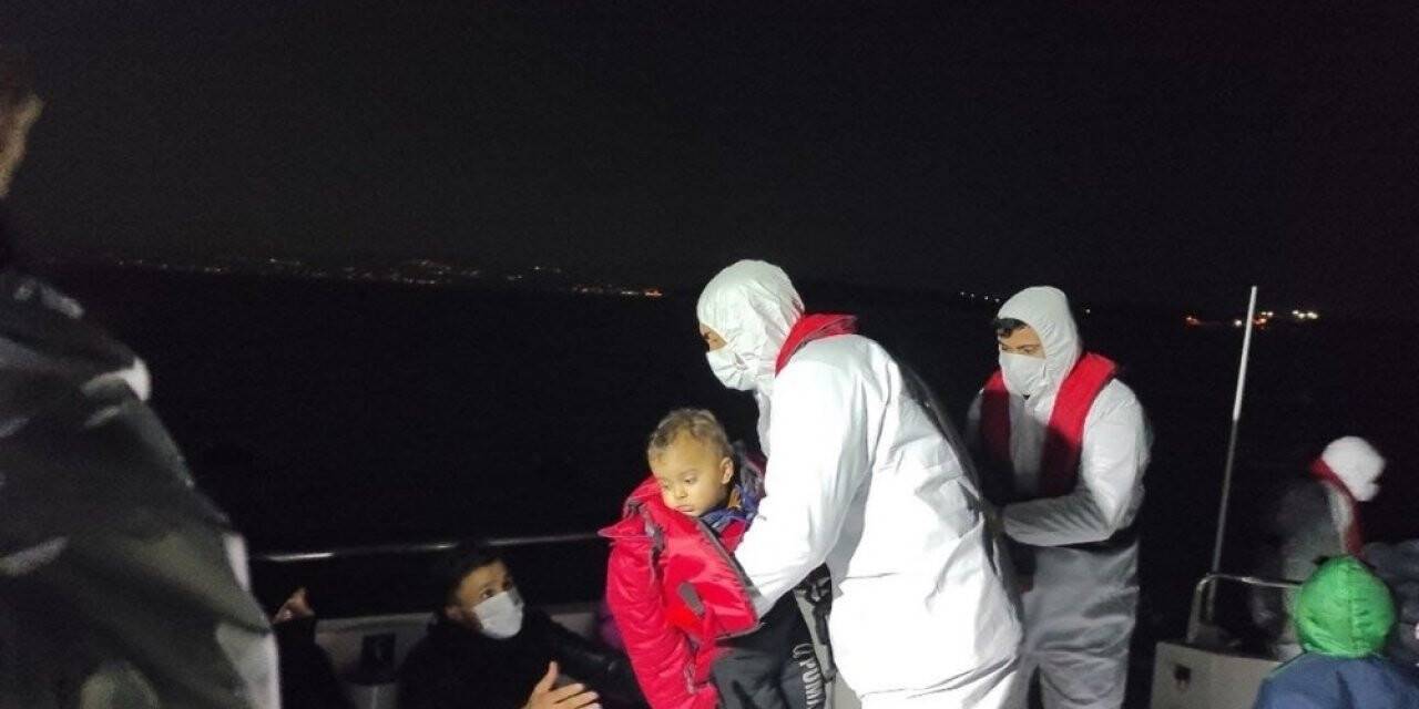 Lastik botla sürüklenen 23 göçmen kurtarıldı
