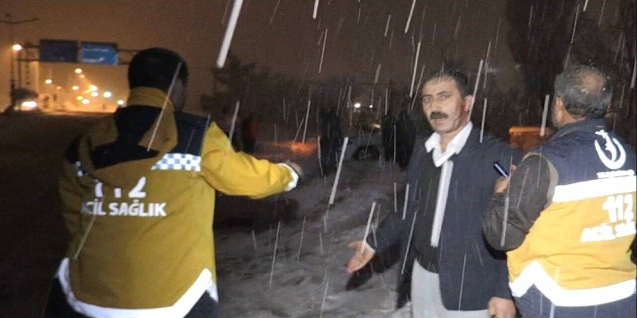 Muş’ta trafik kazasında kafası kanayan sürücü acısını unutup aracının derdine düştü