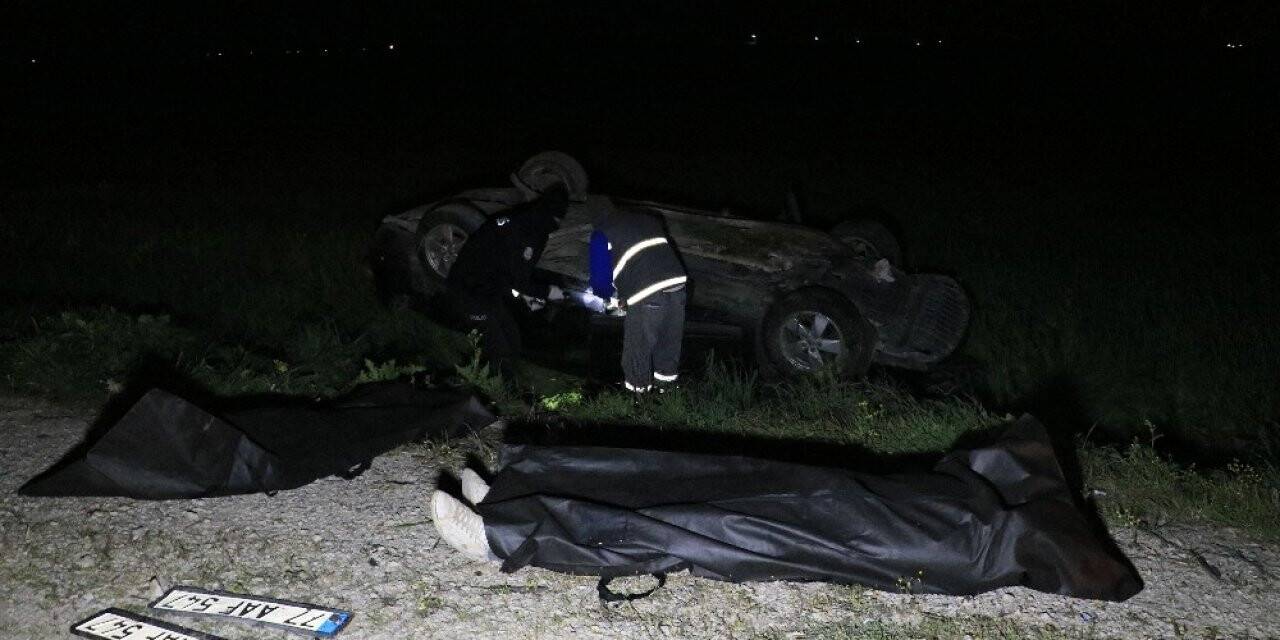 Elektrik direğine çarpan otomobil tarlaya devrildi: 2 ölü