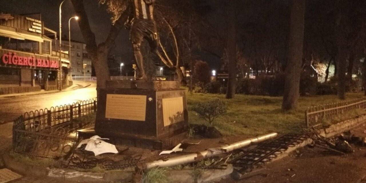 Alex De Souza’nın heykeline otomobil çarptı