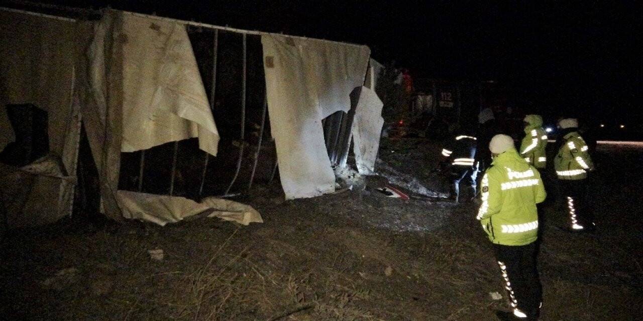 Büyükbaş hayvan yüklü tır devrildi, kurtarma çalışması başlatıldı