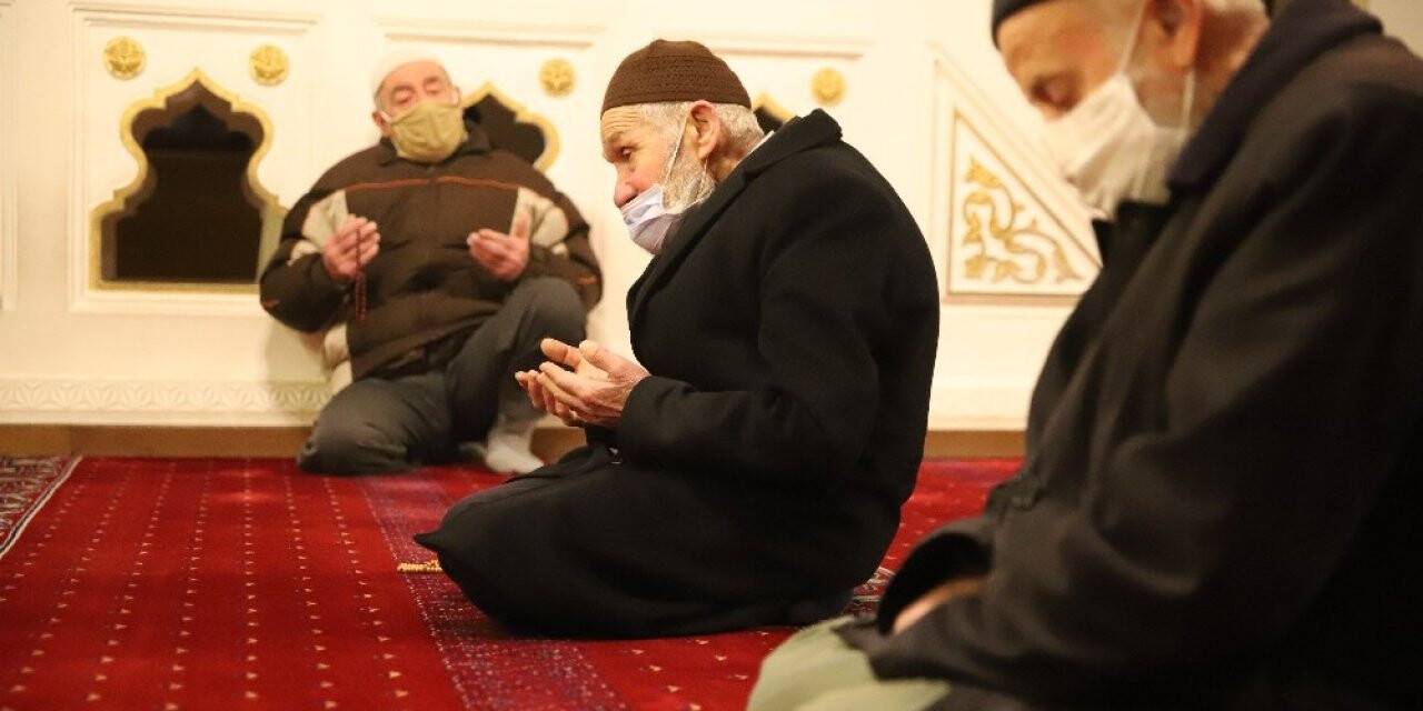 Elazığ’da 65 yaş üstünün sabah namazı mutluluğu