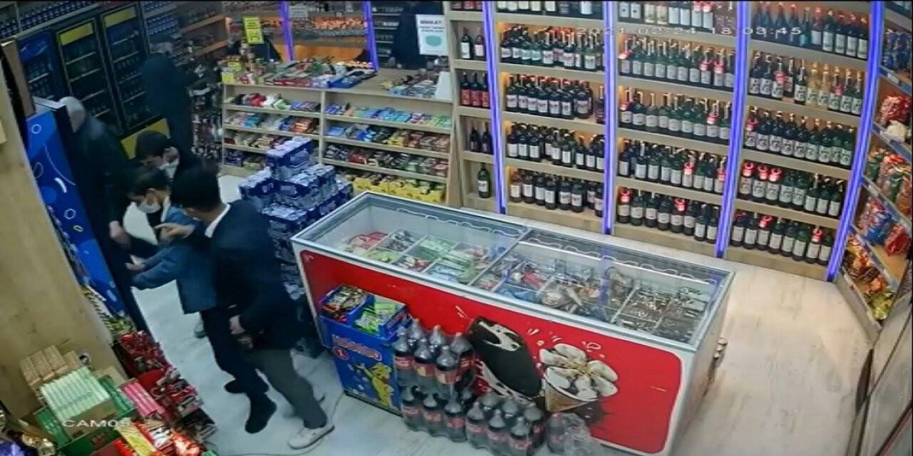 Tekel bayisine müşteri gibi girip içkileri böyle çaldılar
