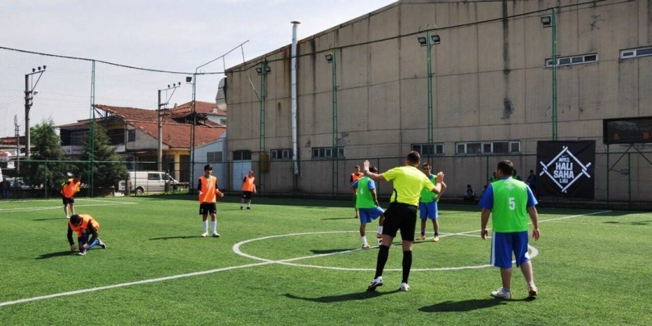 Orta riskli Denizli’de halı sahalar açıldı