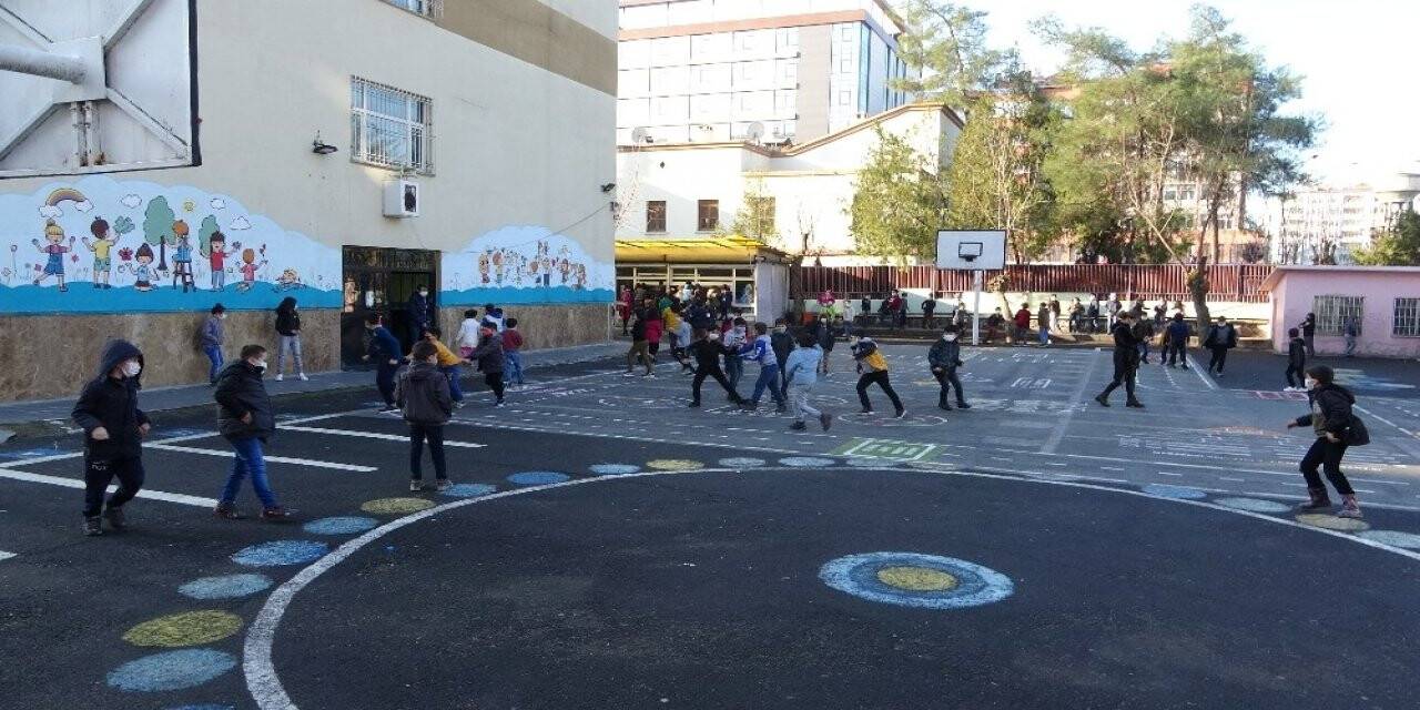 Diyarbakır’da yüz yüze eğitim başladı, okul bahçeleri öğrencilerle doldu