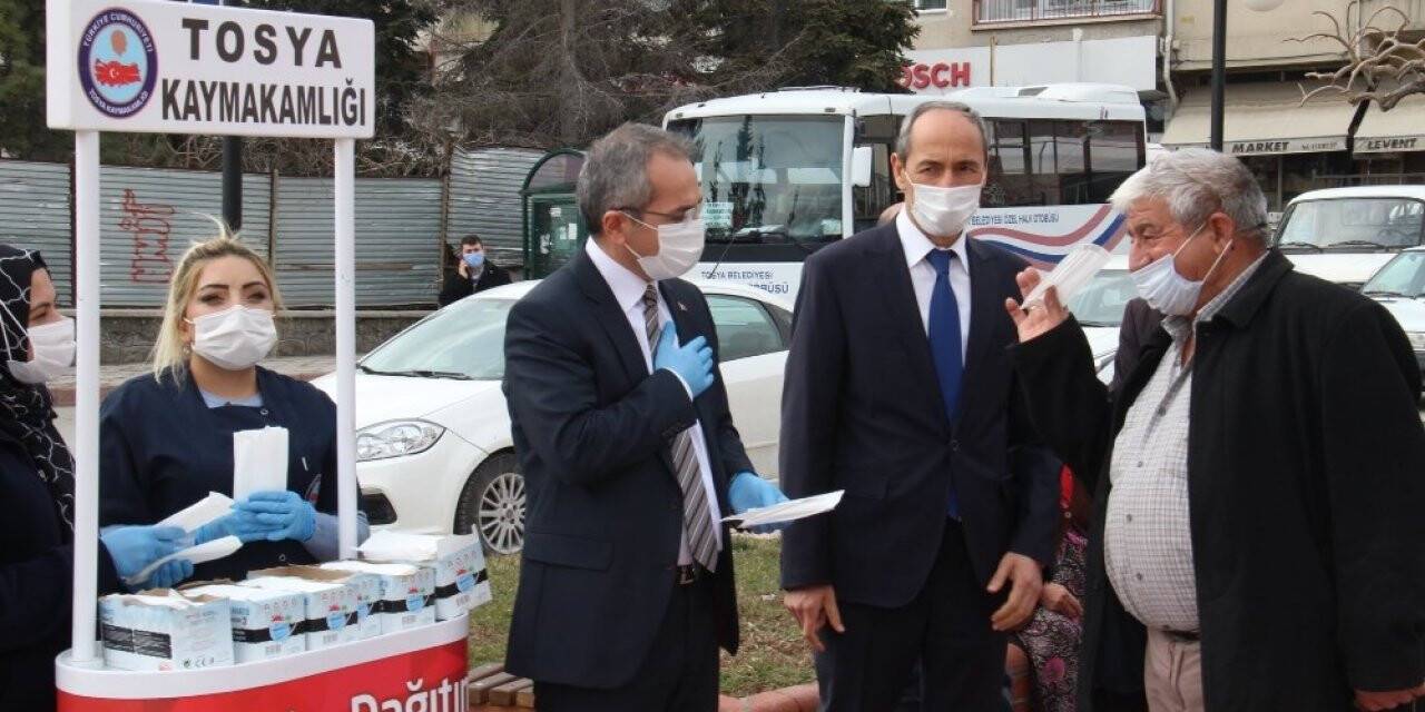 Vaka sayıları azalınca kaymakam vatandaşı maske dağıtarak uyardı