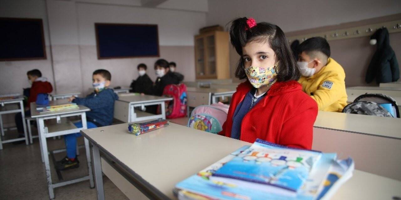 Orta riskli Elazığ’da yüz yüze eğitim başladı, öğrenciler ders başı yaptı
