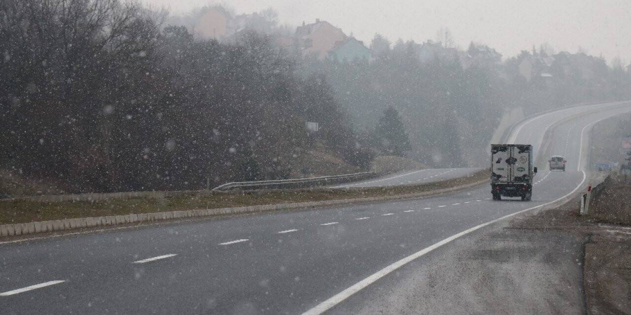Bolu Dağı’nda hafif kar yağışı