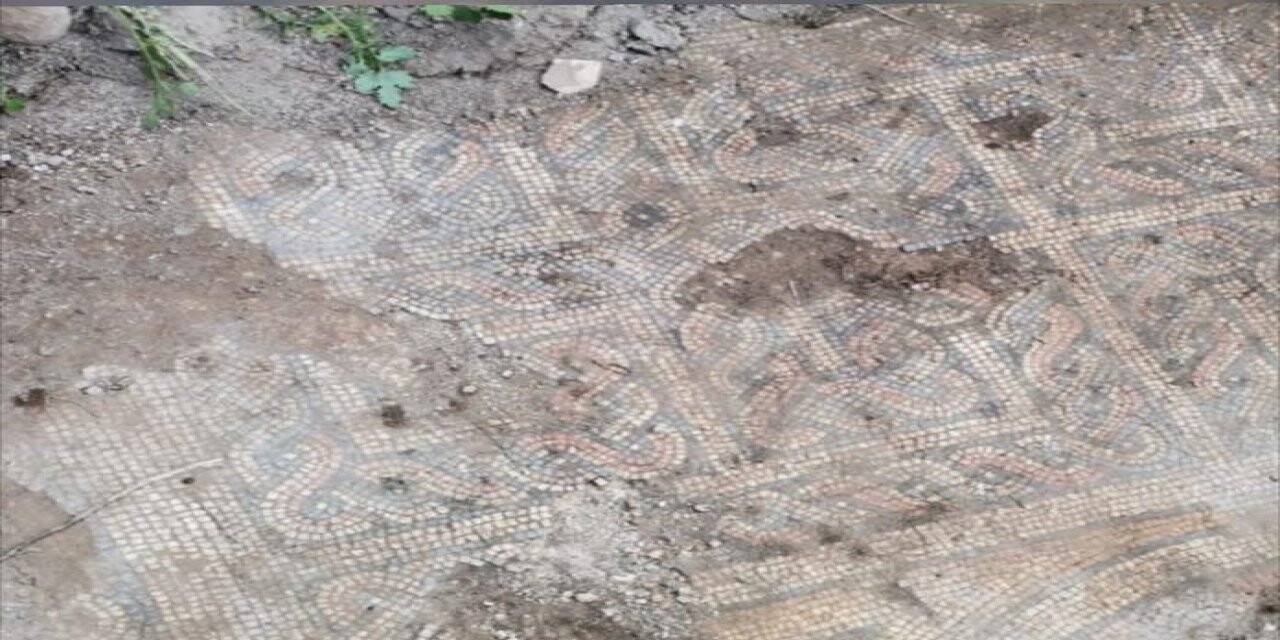 Kaçak kazı baskınında mozaik çıktı