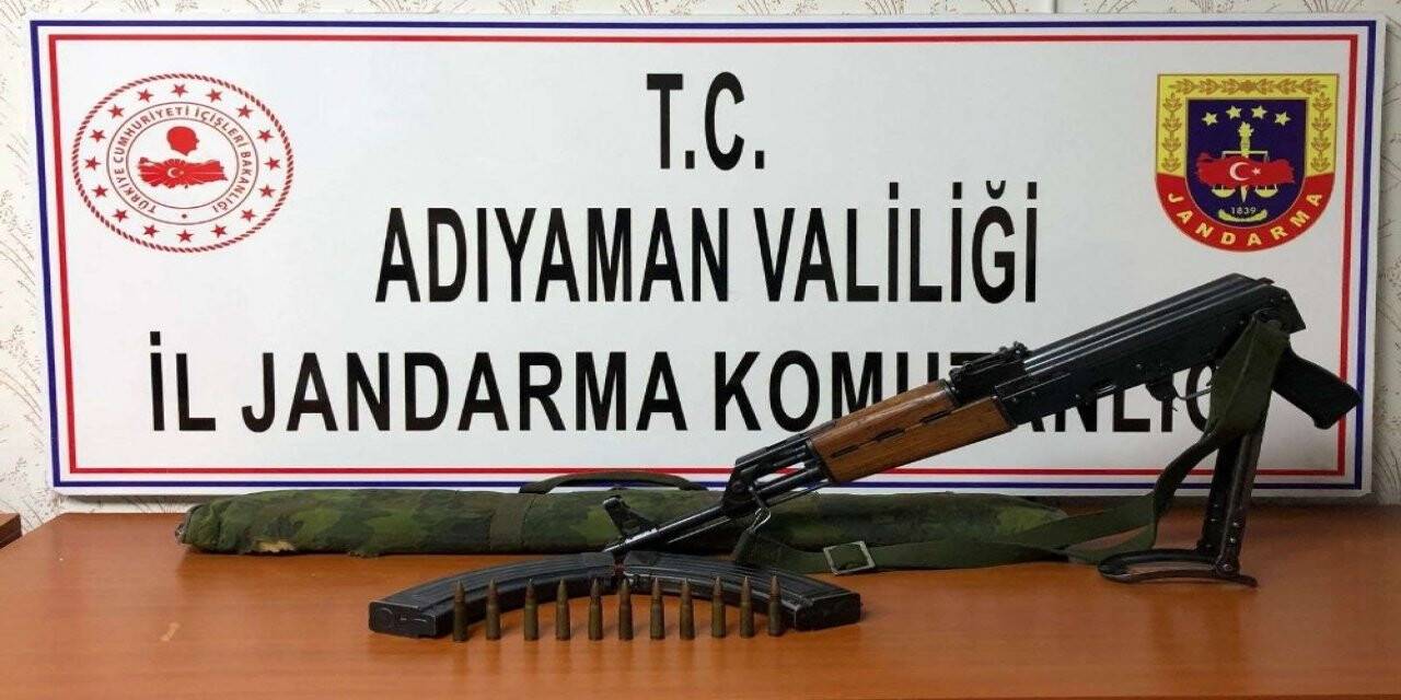 Otomobilin kaputunda kaleşnikof silah ele geçirildi